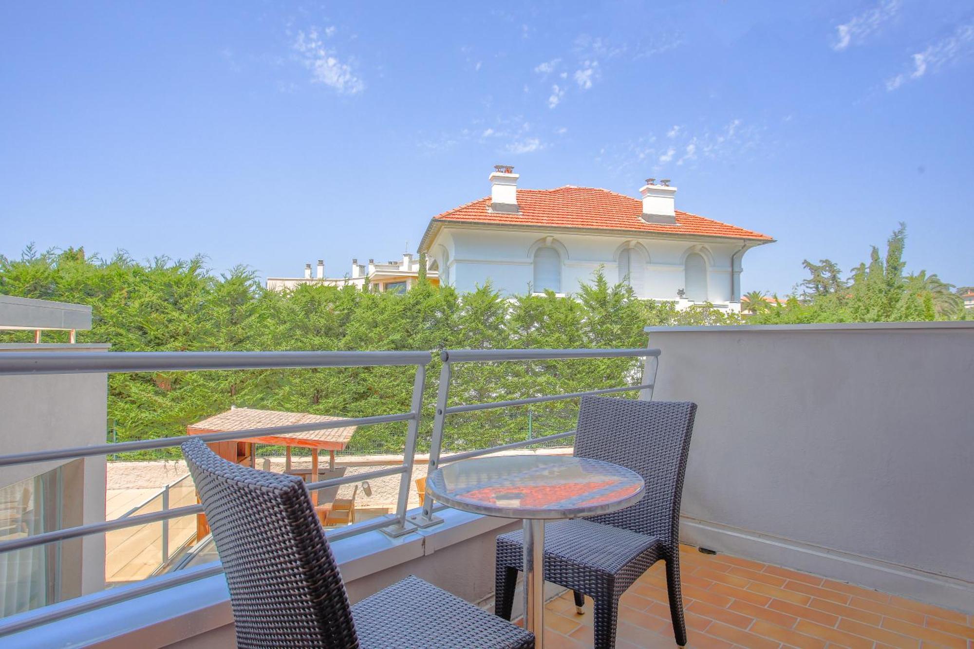 Hotel Brise De Mer - Piscine Interieure & Exterieure Saint-Raphaël エクステリア 写真